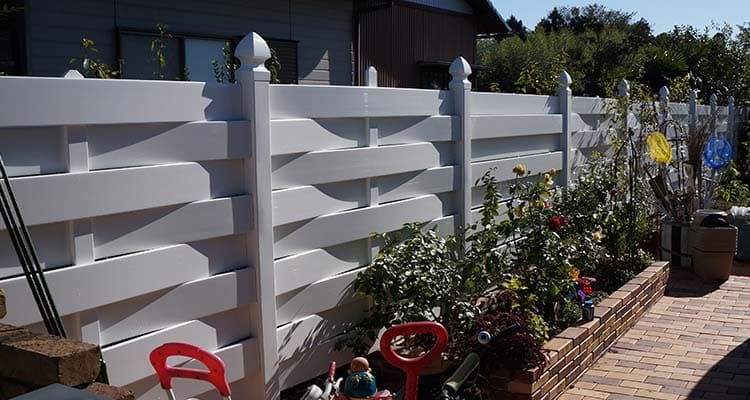 おしゃれな目隠しフェンスのバイナルフェンスは隣接する家や道路から家族のプライバシーを守ります