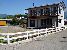 白いフェンスのレールズランチフェンスは牧場だけでなく一般住宅との相性も抜群です。