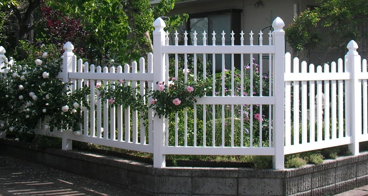 お庭を華やかに演出するアイアンフェンスのような白いバイナルフェンス