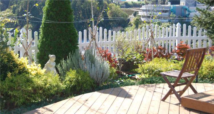 アメリカンカントリーな雰囲気のお庭にぴったりのルーテッドスカラップドピケットフェンス