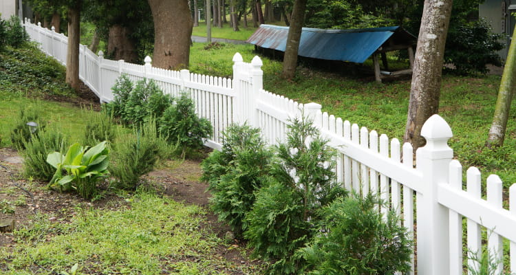 お庭との相性がいいバイナルフェンスはルーテッドストレートピケットフェンス