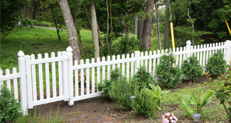 アメリカンスタイルのおしゃれなお庭にぴったりのバイナルフェンスはルーテッドストレートピケットフェンス