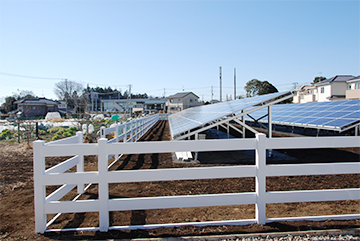 太陽光発電施設へオシャレな白いバイナルフェンスの設置