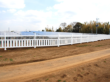 大型太陽光発電施設へオシャレな国内最大規模で白いバイナルフェンスが採用されました