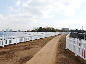 大型太陽光発電施設へオシャレな国内最大規模で白いバイナルフェンスが採用されました